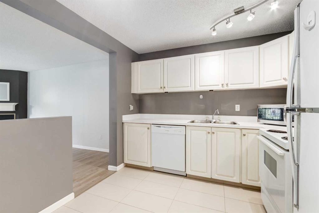 4203-385 Patterson Hill Sw, Calgary, AB - Indoor Photo Showing Kitchen With Double Sink