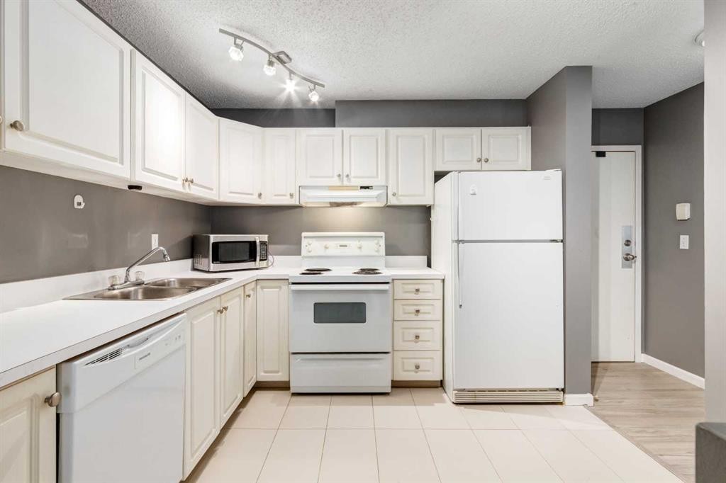 4203-385 Patterson Hill Sw, Calgary, AB - Indoor Photo Showing Kitchen With Double Sink
