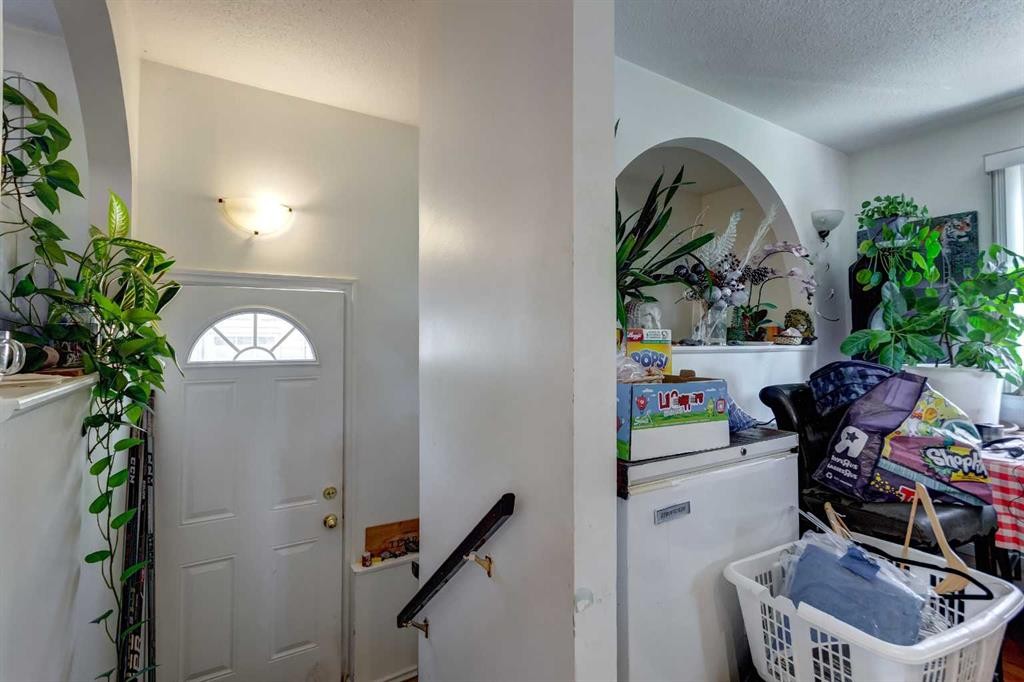 202 Olympia Drive Se, Calgary, AB - Indoor Photo Showing Other Room
