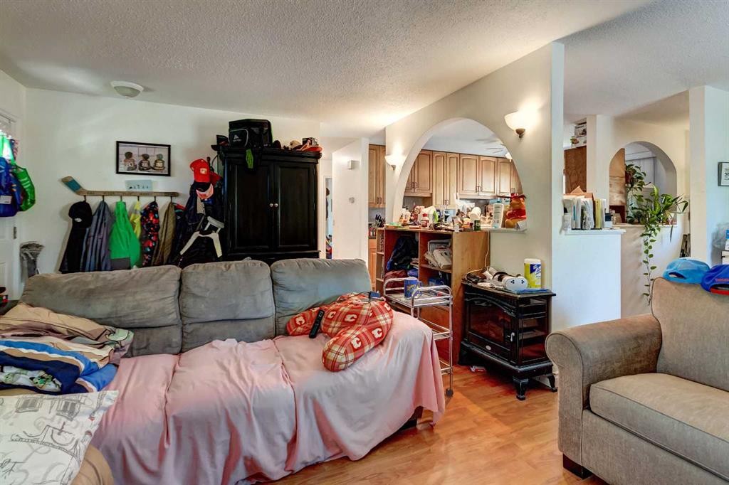 202 Olympia Drive Se, Calgary, AB - Indoor Photo Showing Living Room