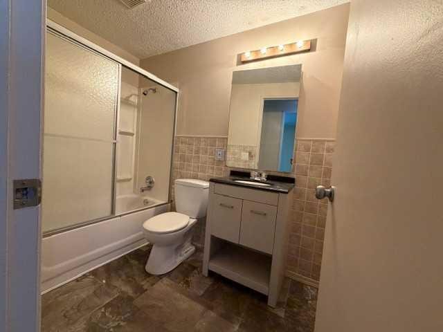 3915 29A Avenue Se, Calgary, AB - Indoor Photo Showing Bathroom