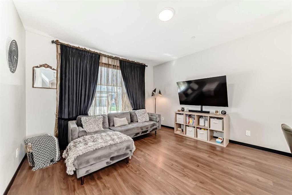36 Howse Heights Ne, Calgary, AB - Indoor Photo Showing Living Room