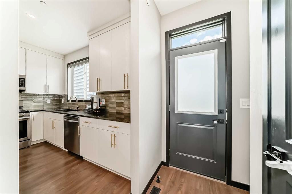36 Howse Heights Ne, Calgary, AB - Indoor Photo Showing Kitchen