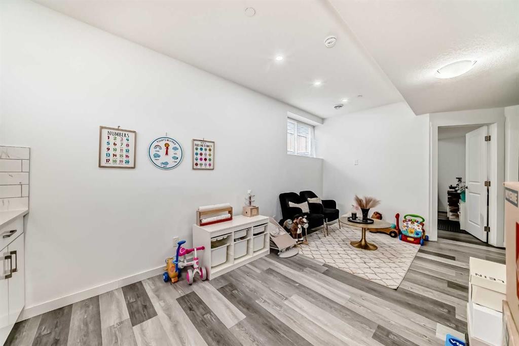 36 Howse Heights Ne, Calgary, AB - Indoor Photo Showing Other Room