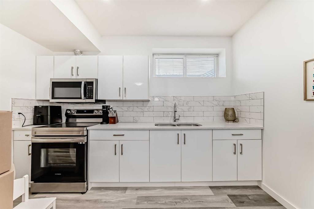 36 Howse Heights Ne, Calgary, AB - Indoor Photo Showing Kitchen With Double Sink