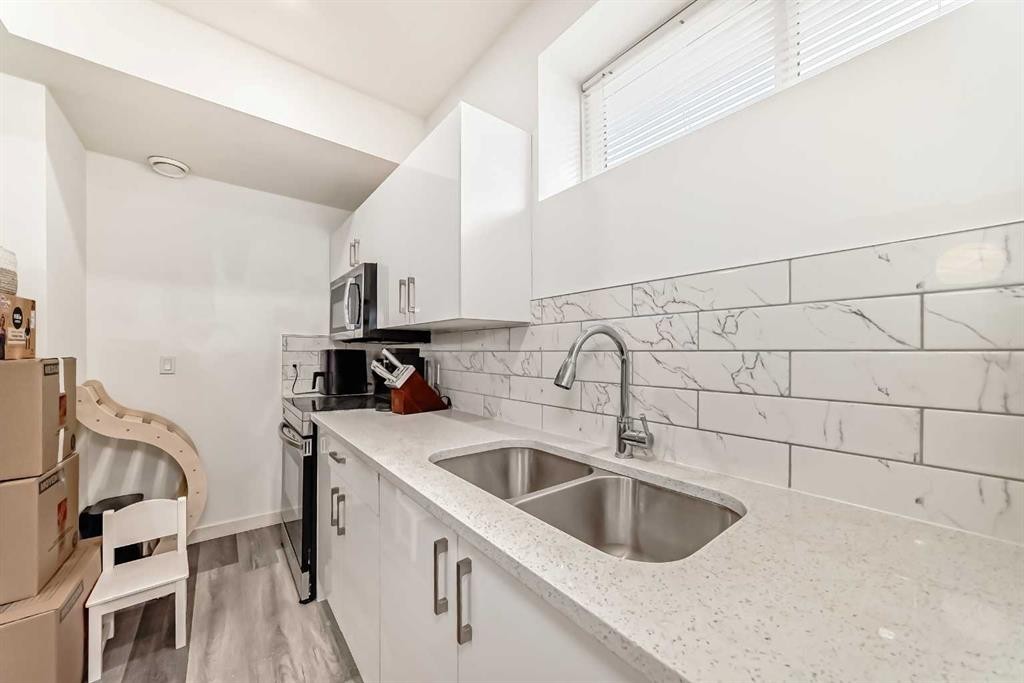 36 Howse Heights Ne, Calgary, AB - Indoor Photo Showing Kitchen With Double Sink
