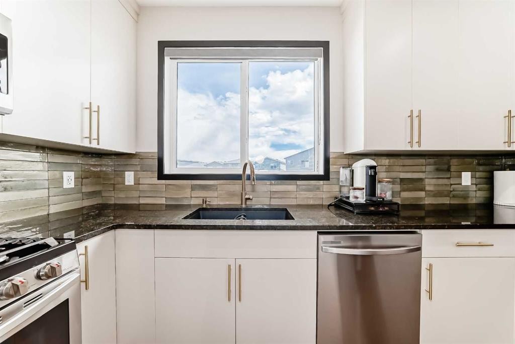 36 Howse Heights Ne, Calgary, AB - Indoor Photo Showing Kitchen With Double Sink With Upgraded Kitchen