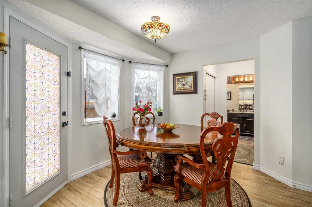 76 Sunlake Gardens Se, Calgary, AB - Indoor Photo Showing Dining Room