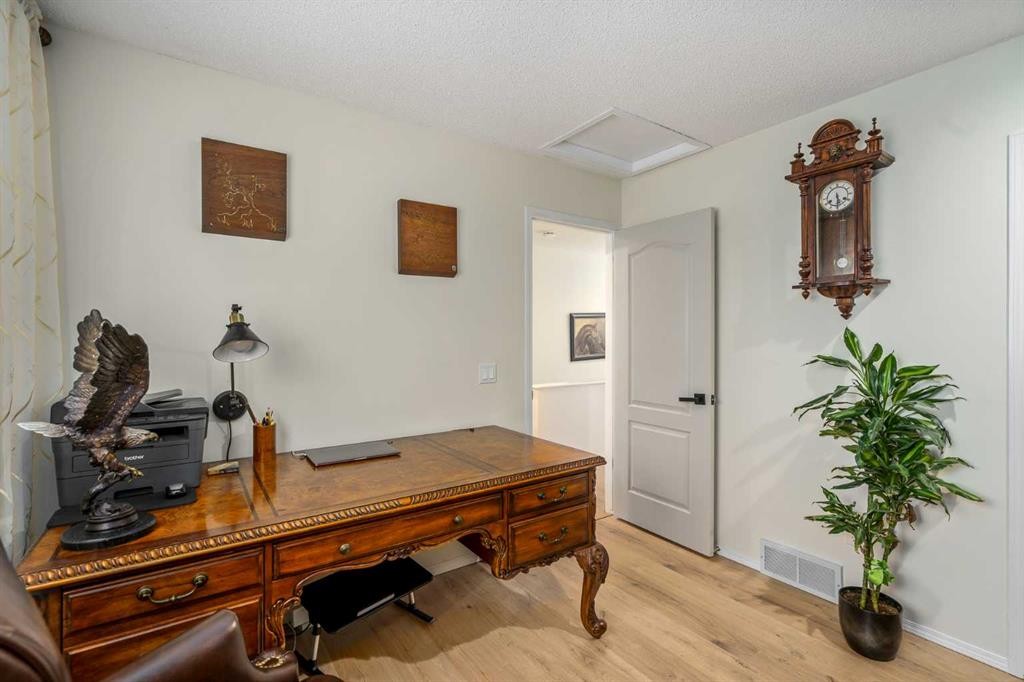 76 Sunlake Gardens Se, Calgary, AB - Indoor