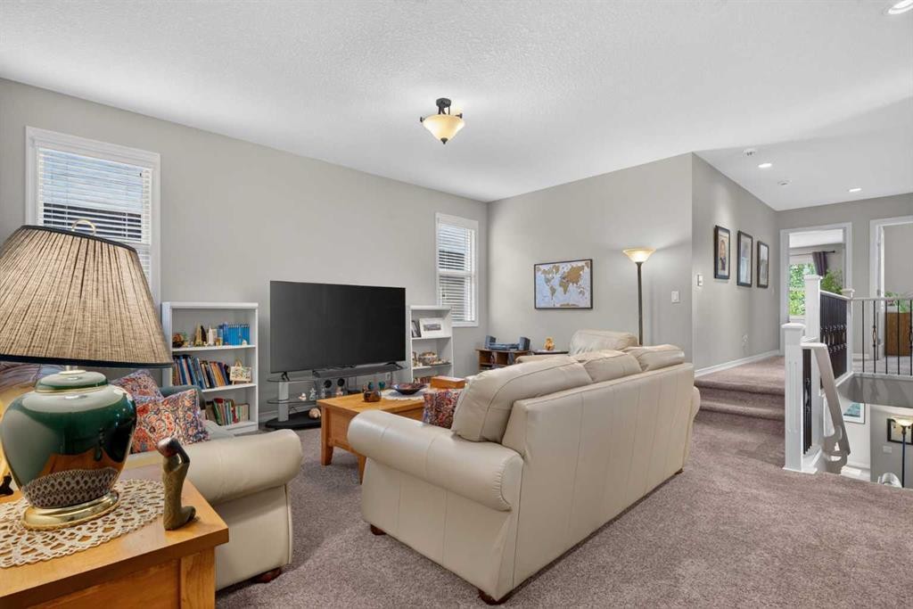 172 Riviera Way, Cochrane, AB - Indoor Photo Showing Living Room