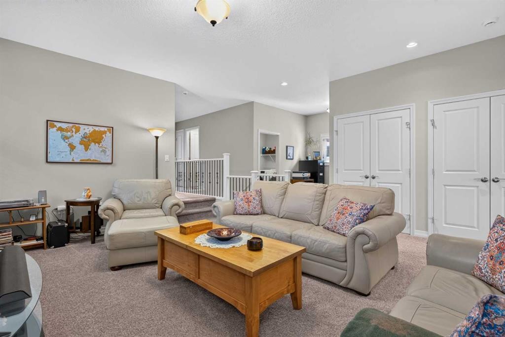 172 Riviera Way, Cochrane, AB - Indoor Photo Showing Living Room