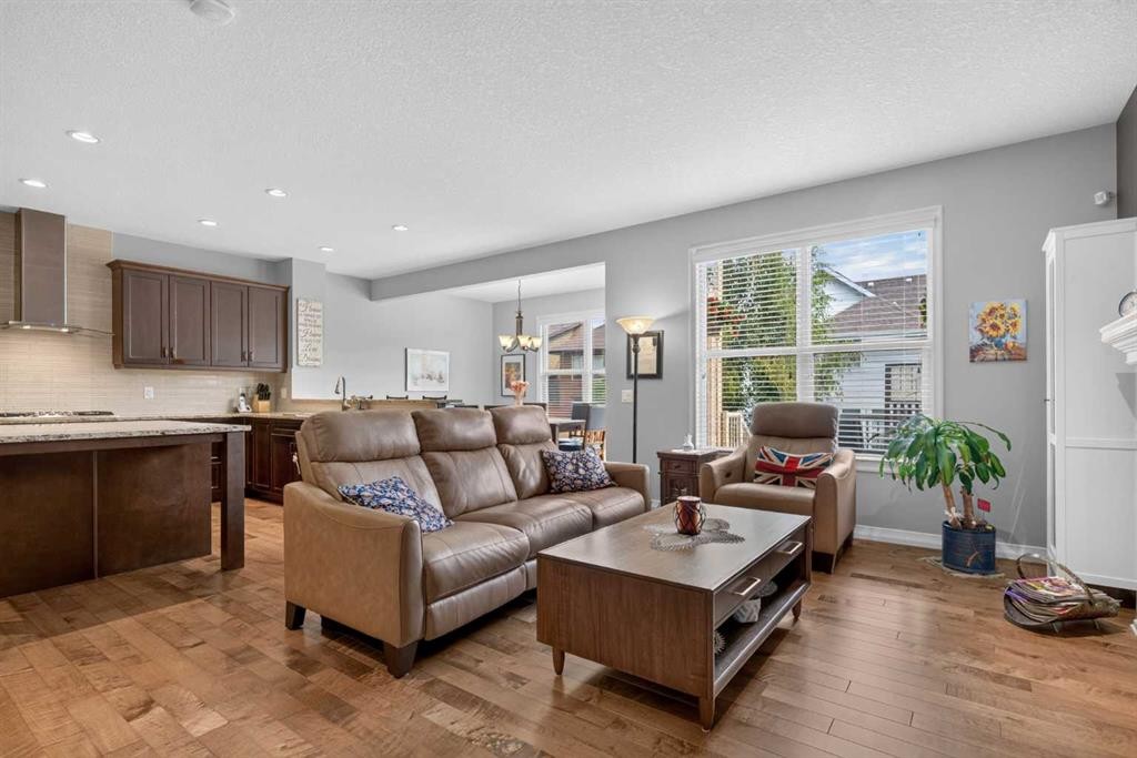 172 Riviera Way, Cochrane, AB - Indoor Photo Showing Living Room
