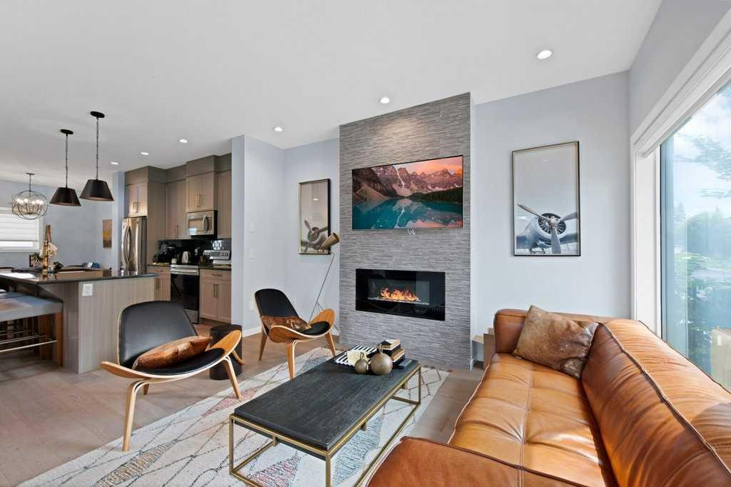3306 2 Street Ne, Calgary, AB - Indoor Photo Showing Living Room With Fireplace