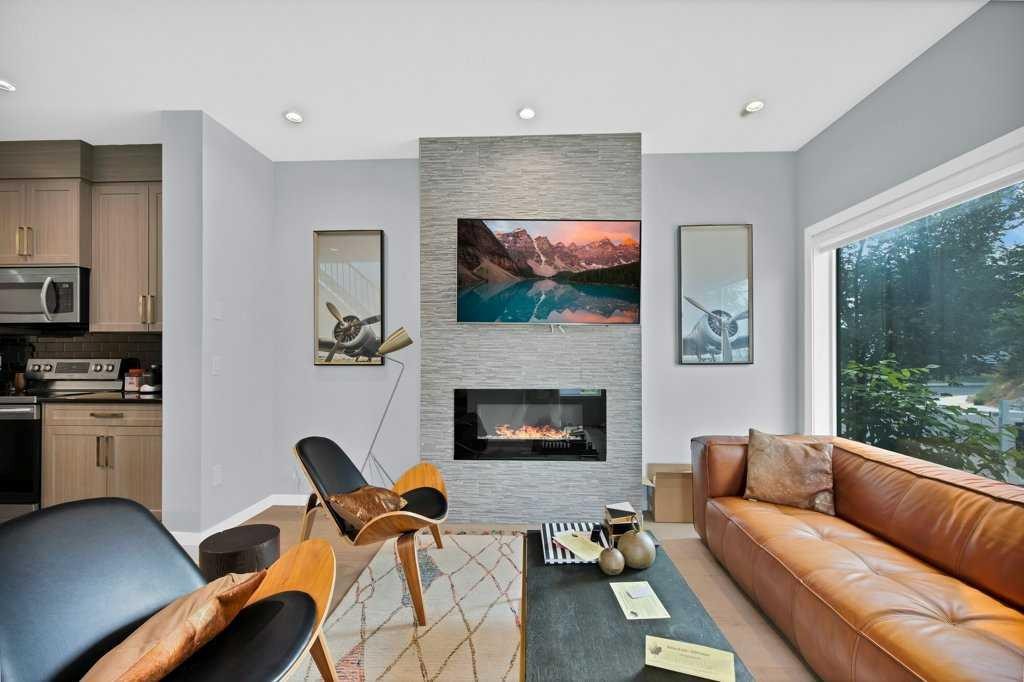 3306 2 Street Ne, Calgary, AB - Indoor Photo Showing Living Room With Fireplace