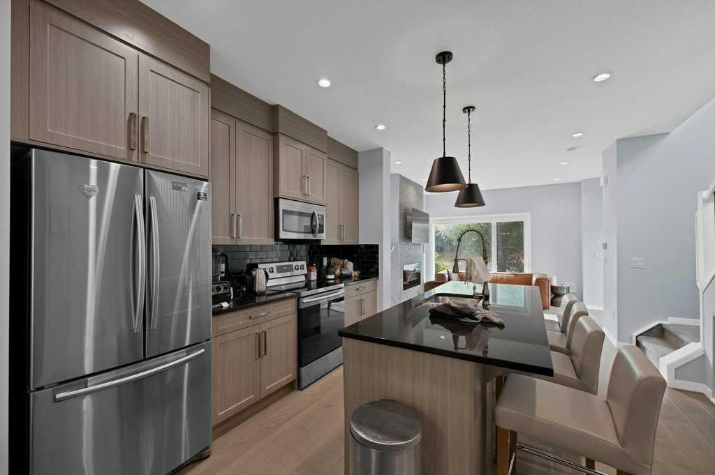 3306 2 Street Ne, Calgary, AB - Indoor Photo Showing Kitchen With Upgraded Kitchen