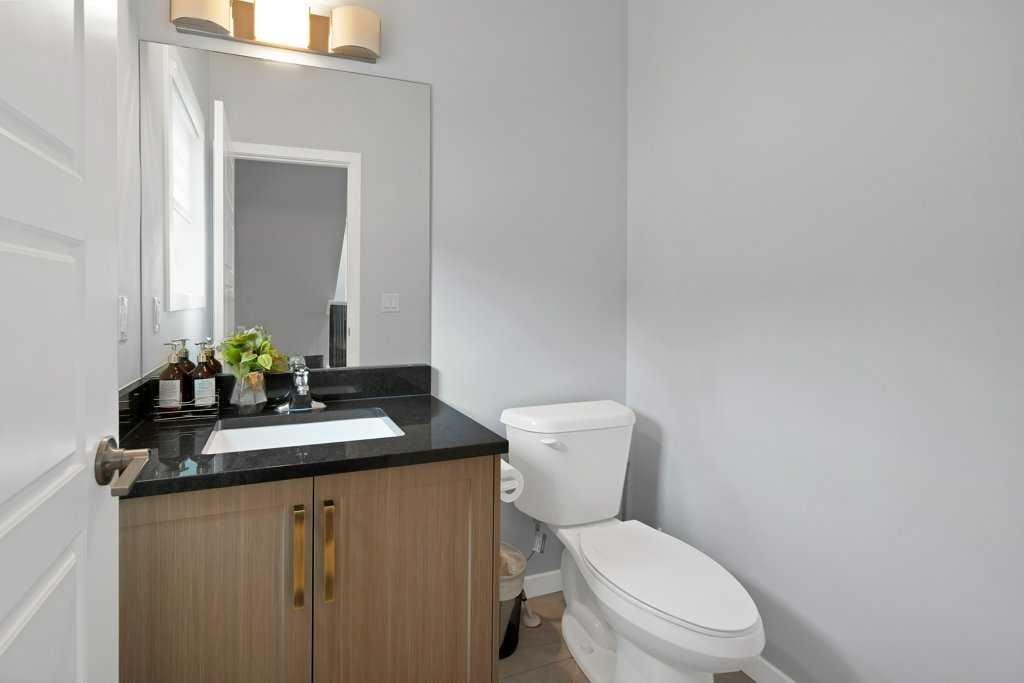 3306 2 Street Ne, Calgary, AB - Indoor Photo Showing Bathroom