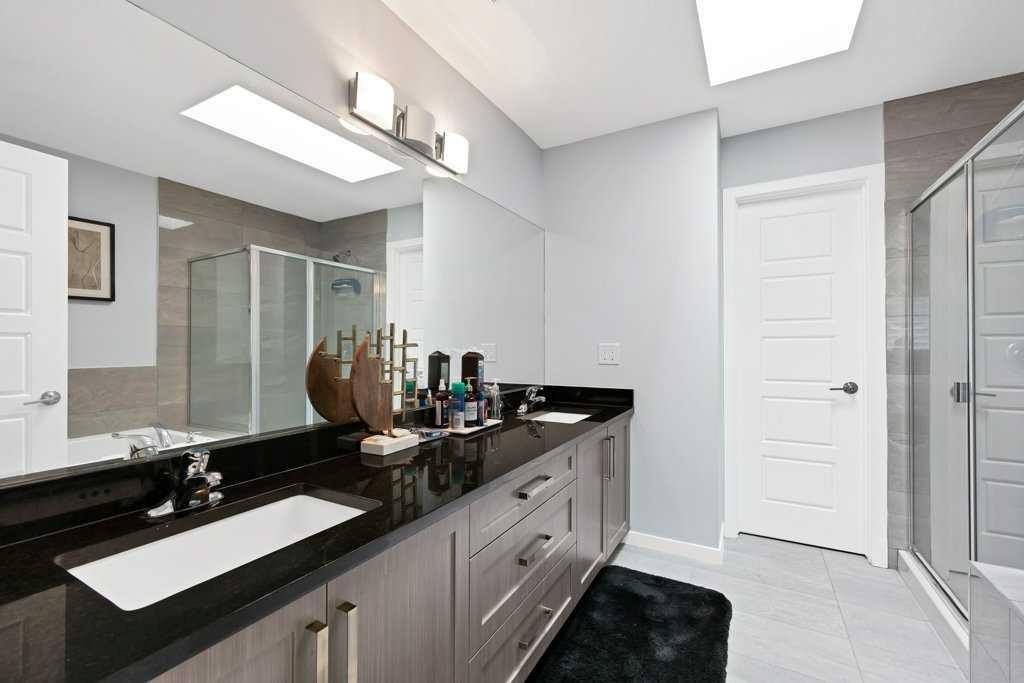 3306 2 Street Ne, Calgary, AB - Indoor Photo Showing Bathroom