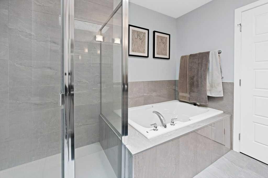 3306 2 Street Ne, Calgary, AB - Indoor Photo Showing Bathroom