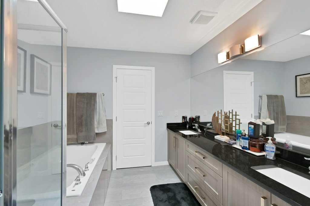 3306 2 Street Ne, Calgary, AB - Indoor Photo Showing Bathroom
