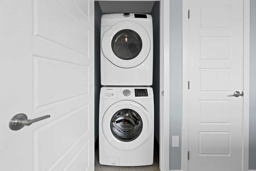 3306 2 Street Ne, Calgary, AB - Indoor Photo Showing Laundry Room