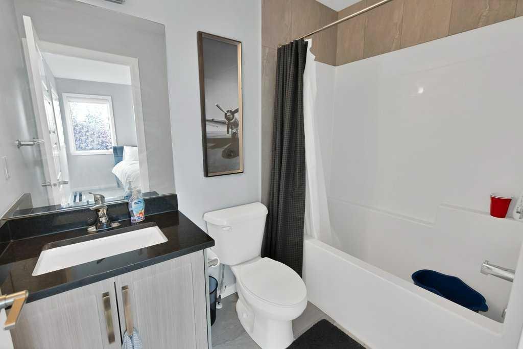 3306 2 Street Ne, Calgary, AB - Indoor Photo Showing Bathroom
