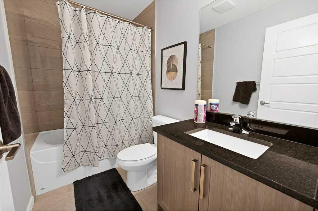 3306 2 Street Ne, Calgary, AB - Indoor Photo Showing Bathroom
