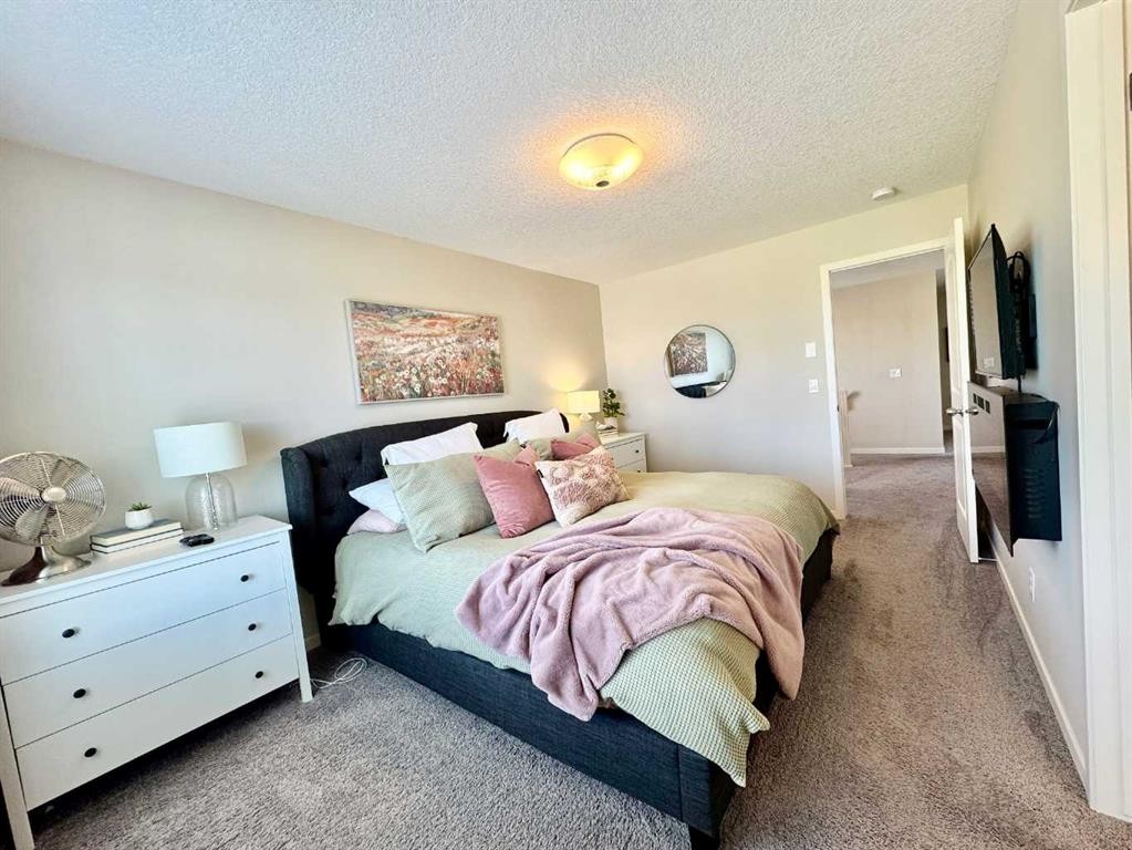 35 Walden Mount Se, Calgary, AB - Indoor Photo Showing Bedroom