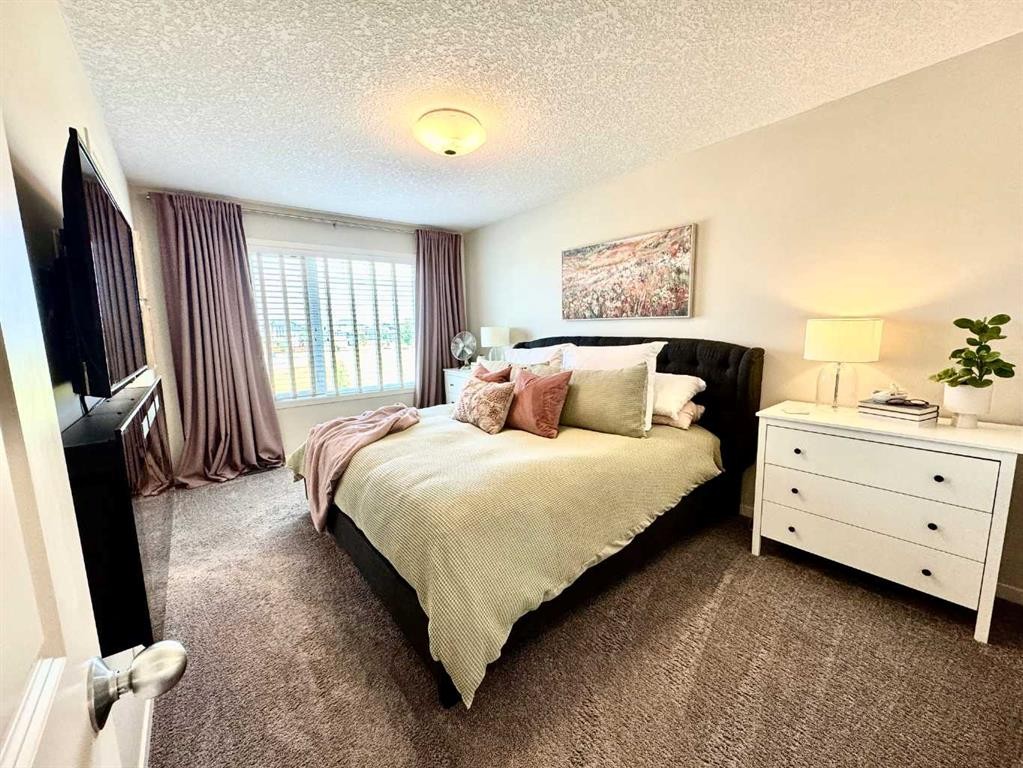 35 Walden Mount Se, Calgary, AB - Indoor Photo Showing Bedroom