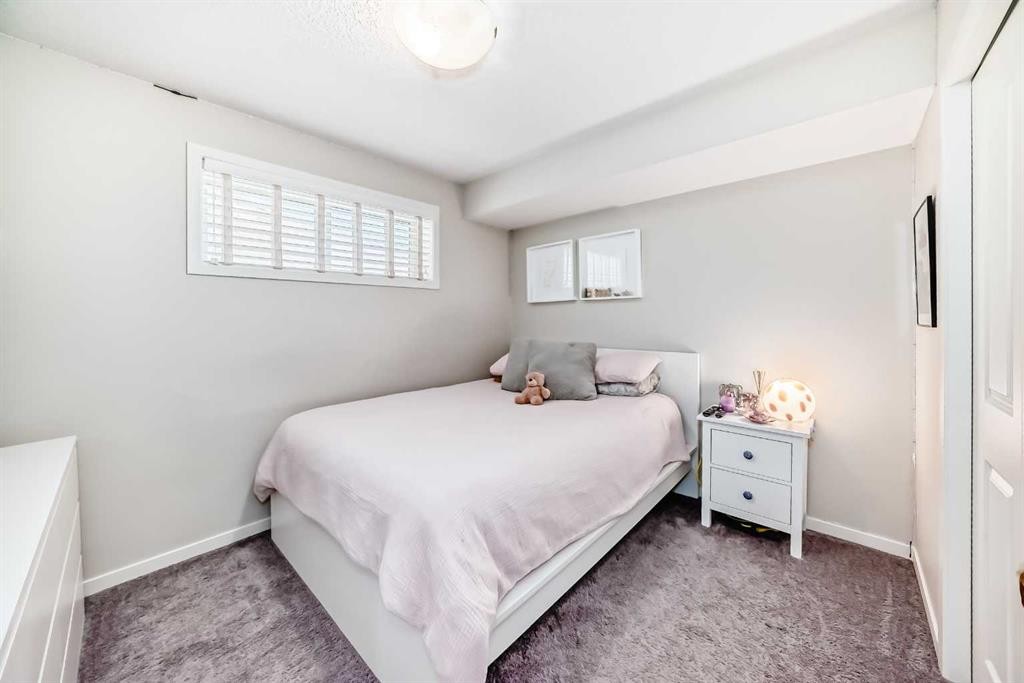 35 Walden Mount Se, Calgary, AB - Indoor Photo Showing Bedroom