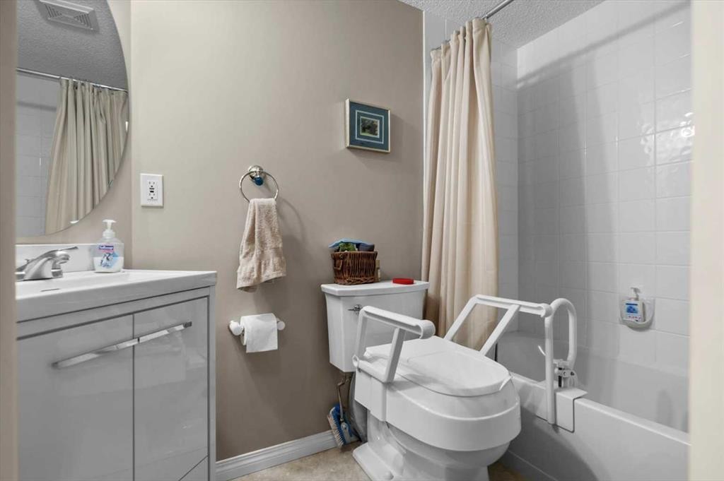 131-369 Rocky Vista Park Nw, Calgary, AB - Indoor Photo Showing Bathroom