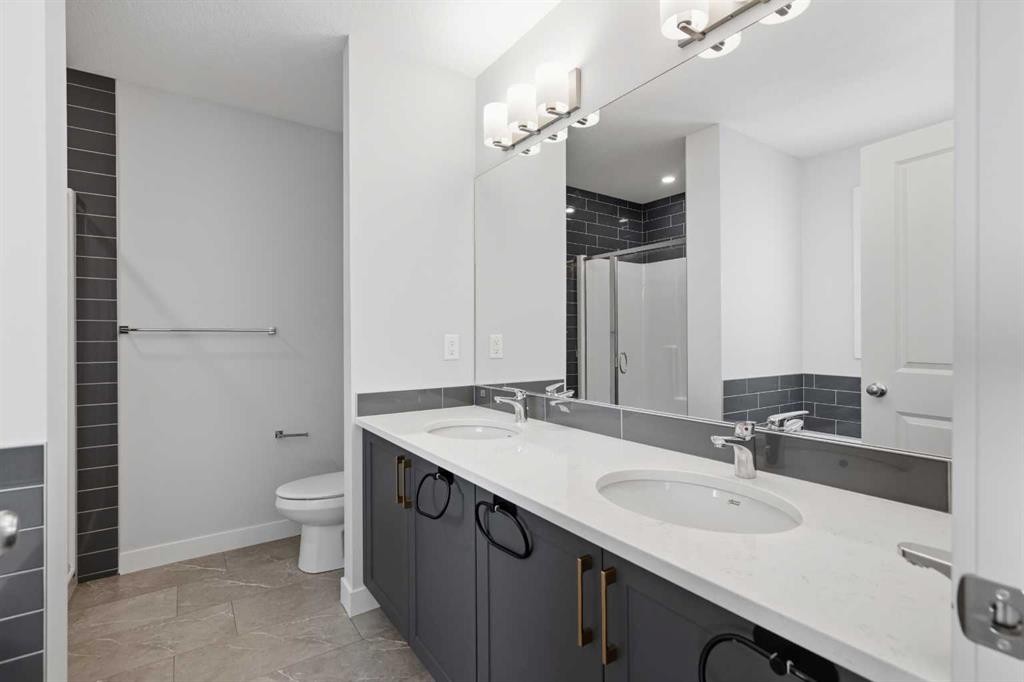 71 Belvedere Green Se, Calgary, AB - Indoor Photo Showing Bathroom