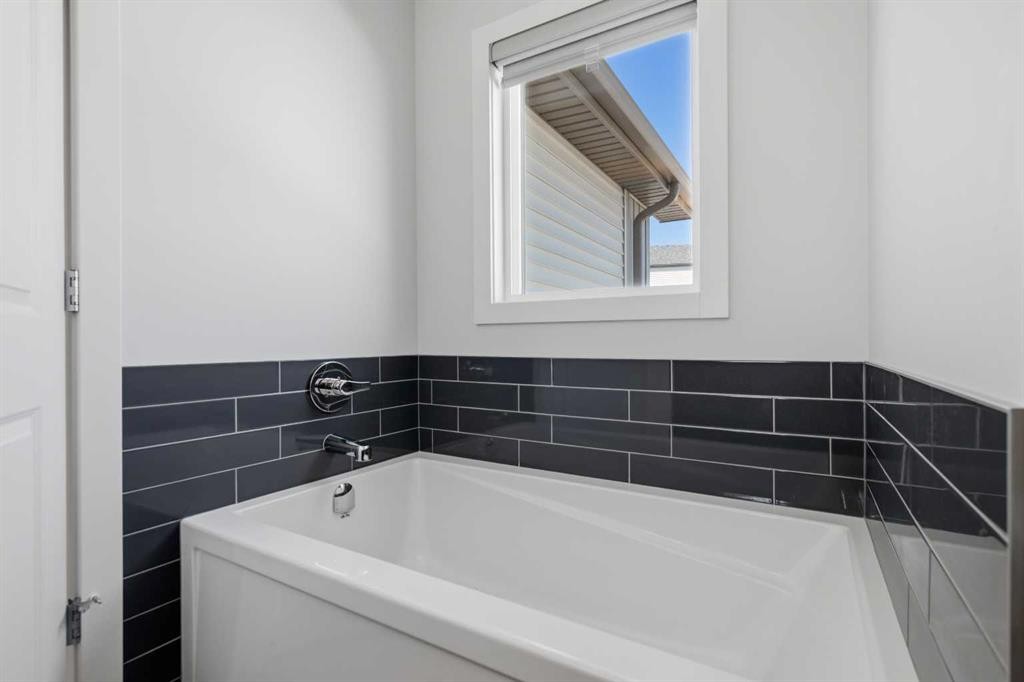 71 Belvedere Green Se, Calgary, AB - Indoor Photo Showing Bathroom