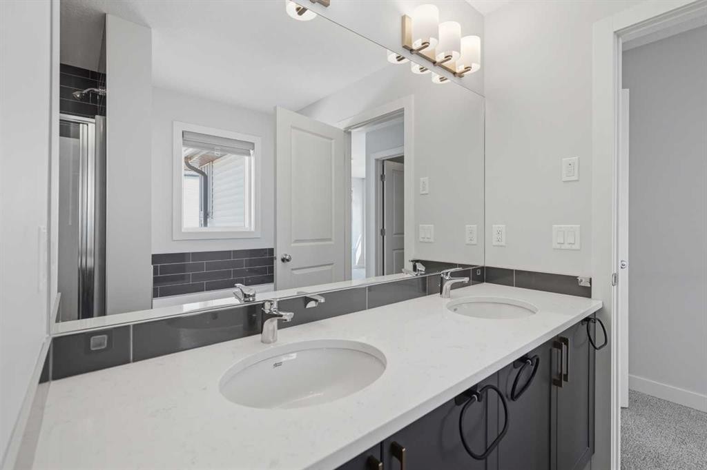 71 Belvedere Green Se, Calgary, AB - Indoor Photo Showing Bathroom