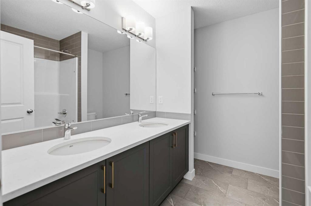 71 Belvedere Green Se, Calgary, AB - Indoor Photo Showing Bathroom