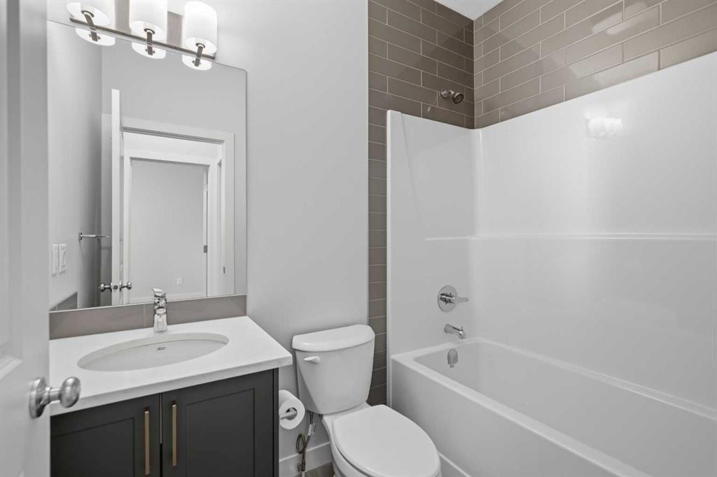 71 Belvedere Green Se, Calgary, AB - Indoor Photo Showing Bathroom