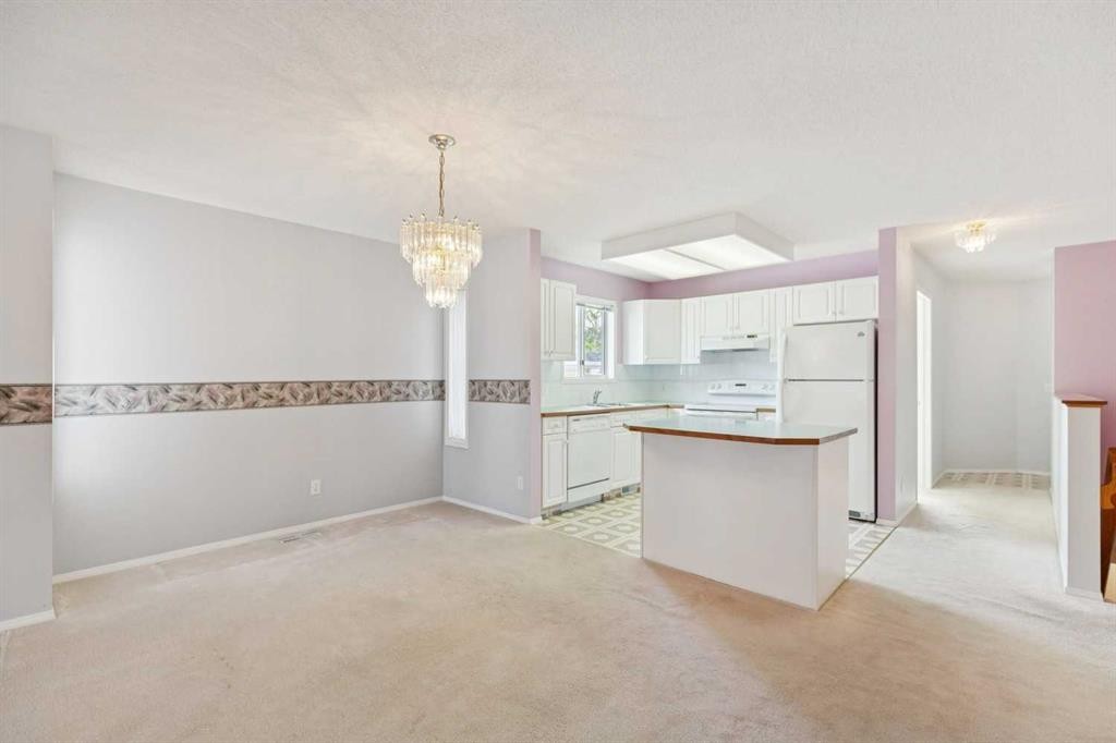 134 Hawkstone Manor Nw, Calgary, AB - Indoor Photo Showing Kitchen