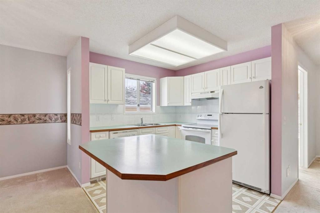 134 Hawkstone Manor Nw, Calgary, AB - Indoor Photo Showing Kitchen With Double Sink