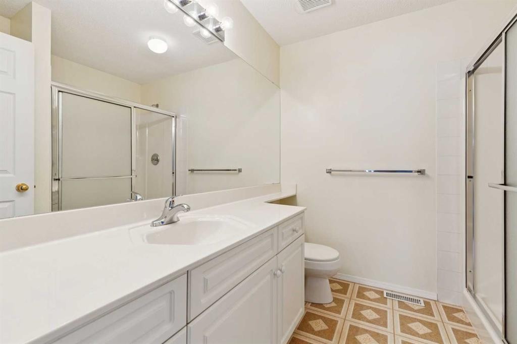 134 Hawkstone Manor Nw, Calgary, AB - Indoor Photo Showing Bathroom
