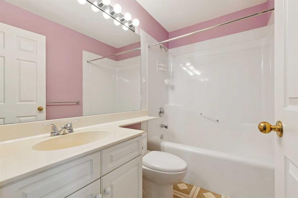134 Hawkstone Manor Nw, Calgary, AB - Indoor Photo Showing Bathroom