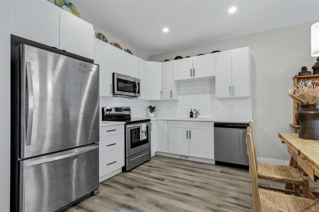 571 Canals Crossing Sw, Airdrie, AB - Indoor Photo Showing Kitchen With Upgraded Kitchen