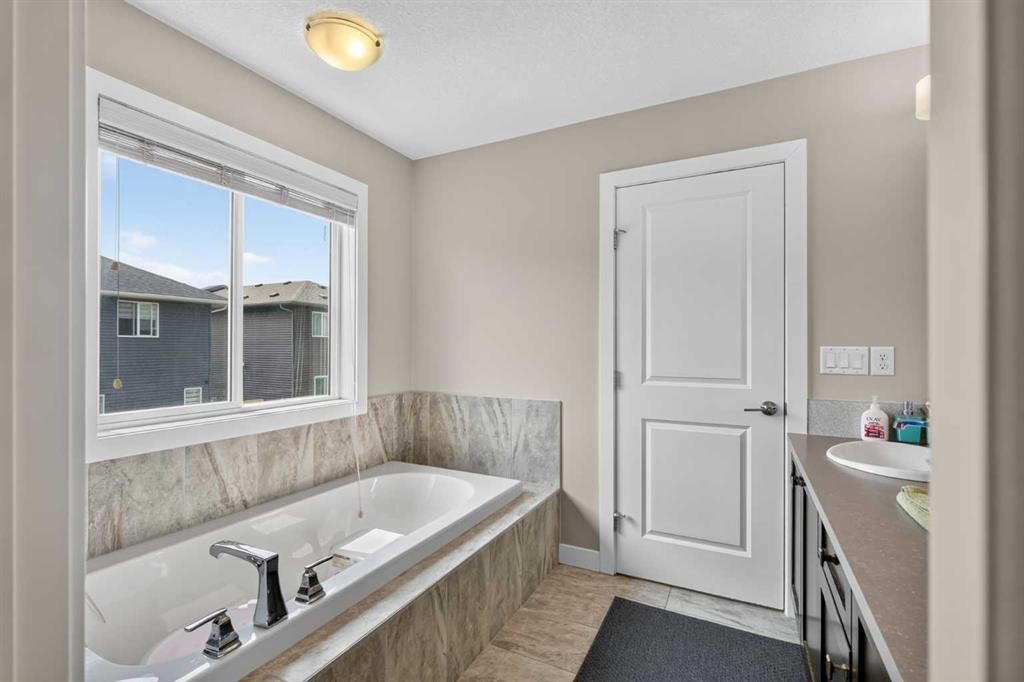 45 Saddlestone Drive Ne, Calgary, AB - Indoor Photo Showing Bathroom