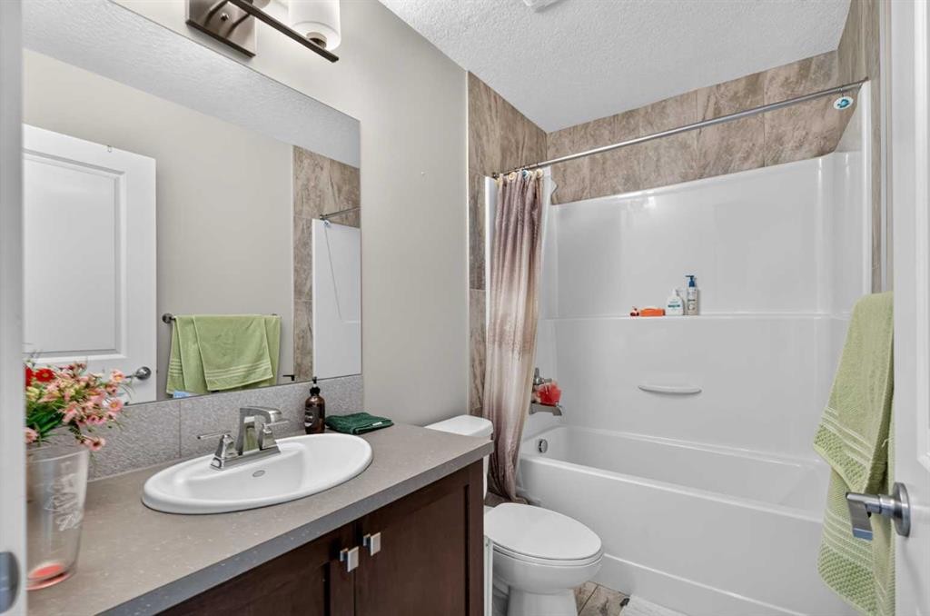 45 Saddlestone Drive Ne, Calgary, AB - Indoor Photo Showing Bathroom