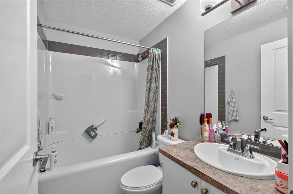 45 Saddlestone Drive Ne, Calgary, AB - Indoor Photo Showing Bathroom