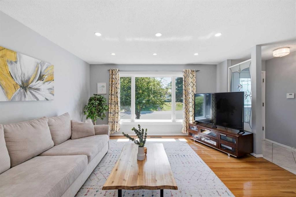 5008 Valiant Drive Nw, Calgary, AB