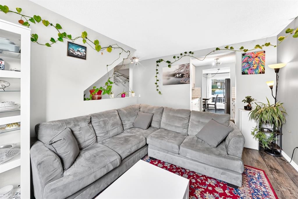 84-6915 Ranchview Drive Nw, Calgary, AB - Indoor Photo Showing Living Room