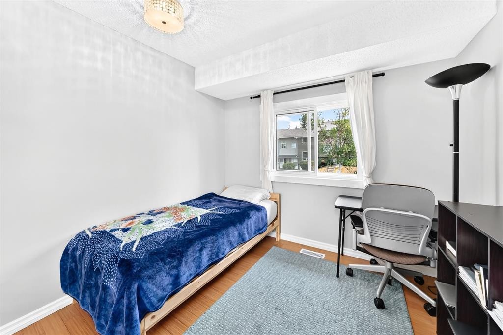 84-6915 Ranchview Drive Nw, Calgary, AB - Indoor Photo Showing Bedroom