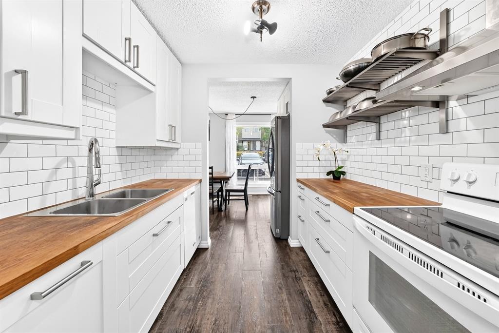 84-6915 Ranchview Drive Nw, Calgary, AB - Indoor Photo Showing Kitchen With Double Sink
