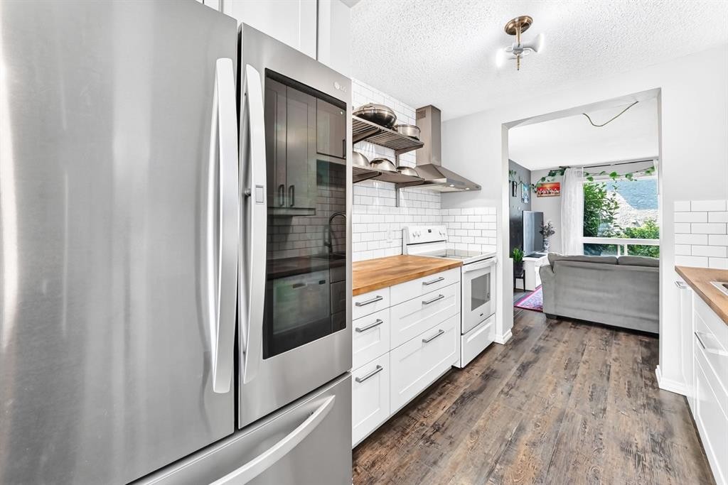 84-6915 Ranchview Drive Nw, Calgary, AB - Indoor Photo Showing Kitchen
