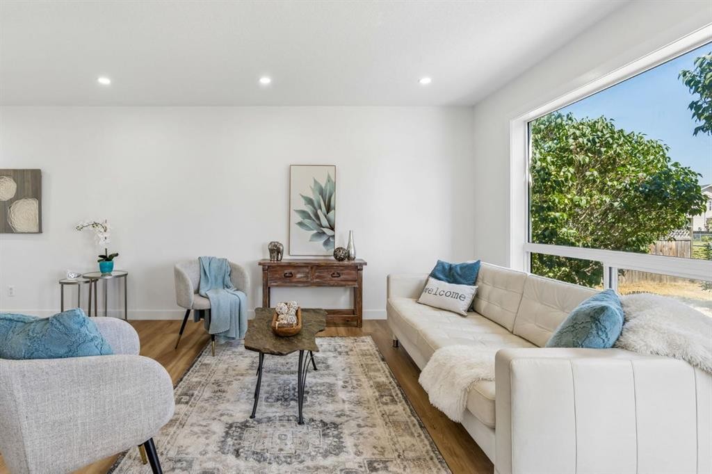 51 San Diego Place Ne, Calgary, AB - Indoor Photo Showing Living Room