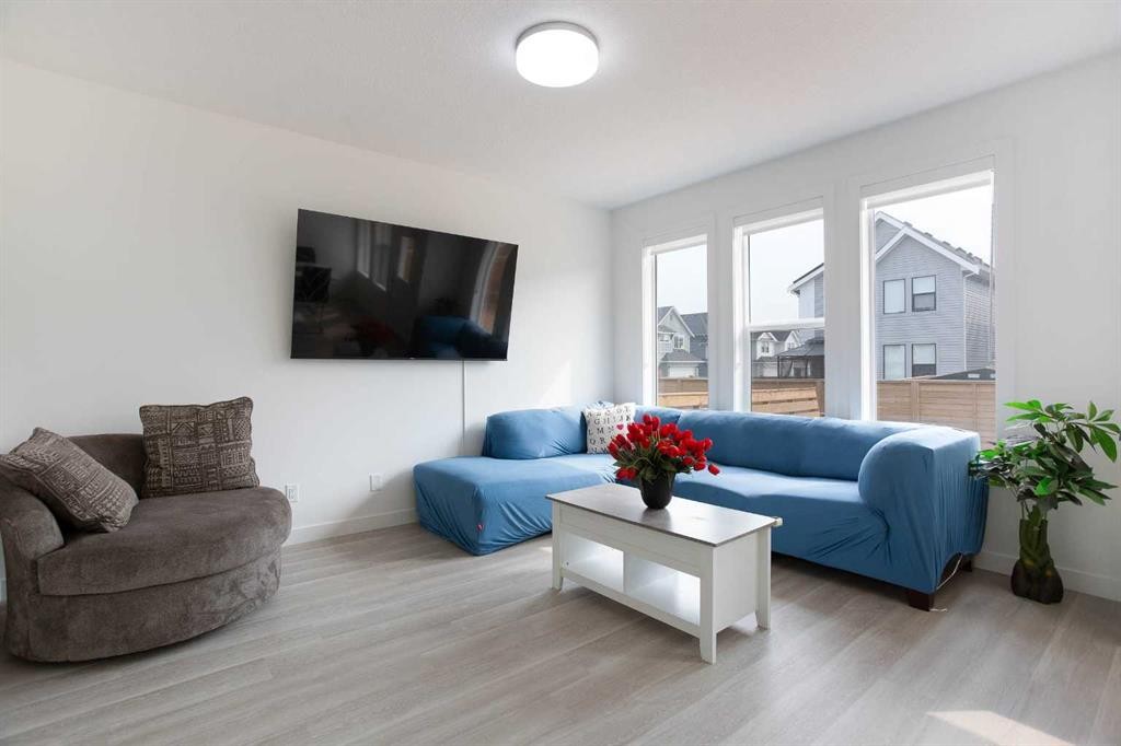91 Copperhead Grove Se, Calgary, AB - Indoor Photo Showing Living Room